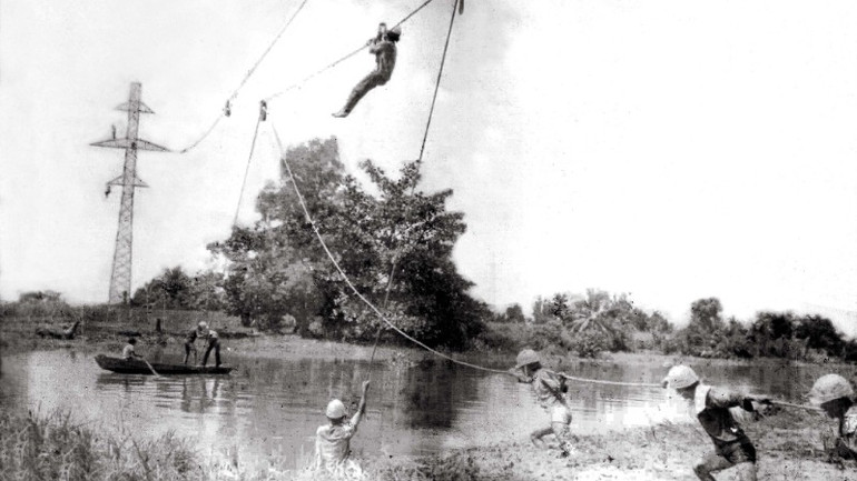 Ngành điện miền nam sửa chữa đường dây Đa Nhim - Sài Gòn, năm 1976. (Ảnh: EVNSPC) Ngành điện miền nam sửa chữa đường dây Đa Nhim - Sài Gòn, năm 1976. (Ảnh: EVNSPC)