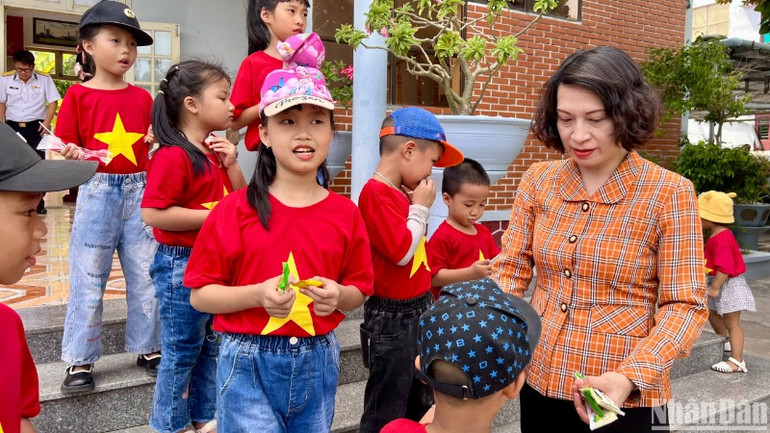 Phó Giáo sư, Tiến sĩ Nguyễn Thị Liên Hương, Thứ trưởng Y tế thăm hỏi các em thiếu nhi trên đảo Song Tử Tây trong chuyến công tác ra quần đảo Trường Sa năm 2024. Phó Giáo sư, Tiến sĩ Nguyễn Thị Liên Hương, Thứ trưởng Y tế thăm hỏi các em thiếu nhi trên đảo Song Tử Tây trong chuyến công tác ra quần đảo Trường Sa năm 2024.