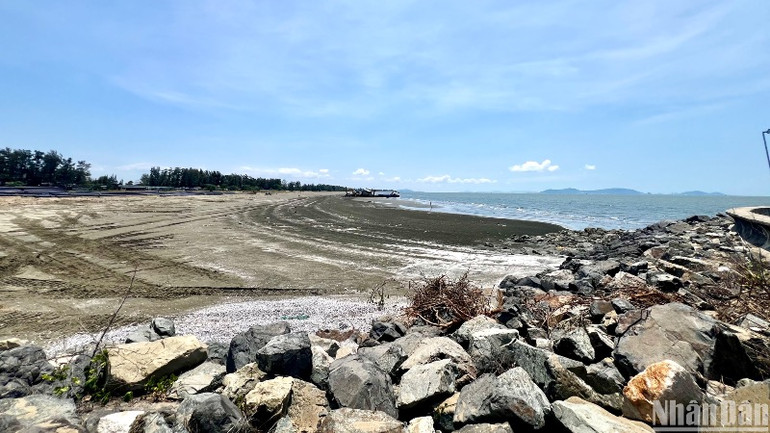 Bãi biển xã Long Hòa và thị trấn Cần Thạnh nơi khởi công dự án. Bãi biển xã Long Hòa và thị trấn Cần Thạnh nơi khởi công dự án.