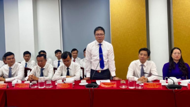 Phó Giáo sư, Tiến sĩ Nguyễn Xuân Phương thay mặt tập thể lãnh đạo nhà trường báo cáo tình hình hoạt động giảng dạy, đào tạo, nghiên cứu với đoàn công tác của Bộ trưởng và đoàn công tác