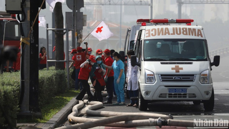 Các đơn vị y tế tiếp cận hiện trường để sơ cấp cứu các nạn nhân bị thương