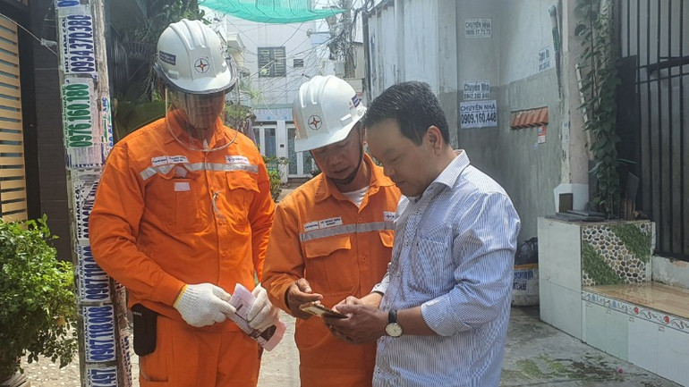 Công nhân Tổng Công ty Điện lực Thành phố Hồ Chí Minh tuyên truyền các giải pháp tiết kiệm điện cho người dân. Công nhân Tổng Công ty Điện lực Thành phố Hồ Chí Minh tuyên truyền các giải pháp tiết kiệm điện cho người dân.