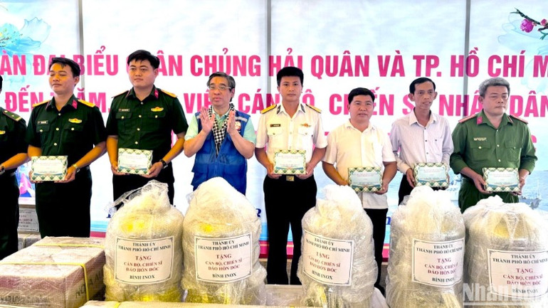 Phó Bí thư Thành ủy, Chủ tịch Ủy ban Mặt trận Tổ quốc Thành phố Hồ Chí Minh trao tặng quà, trong đó có thuốc, thiết bị y tế cho đội ngũ quân và dân trên đảo Hòn Đốc (tháng 11/2024). Phó Bí thư Thành ủy, Chủ tịch Ủy ban Mặt trận Tổ quốc Thành phố Hồ Chí Minh trao tặng quà, trong đó có thuốc, thiết bị y tế cho đội ngũ quân và dân trên đảo Hòn Đốc (tháng 11/2024).