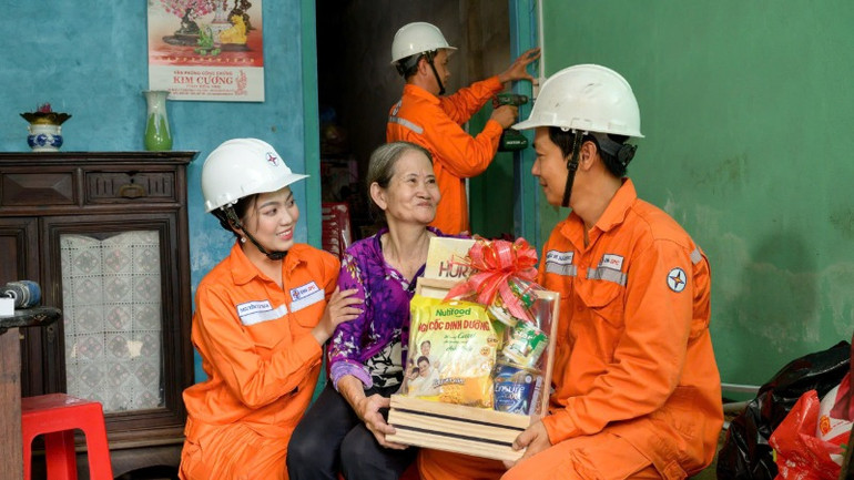 EVNSPC luôn dành nguồn lực triển khai các hoạt động an sinh xã hội, vì cộng đồng. EVNSPC luôn dành nguồn lực triển khai các hoạt động an sinh xã hội, vì cộng đồng.