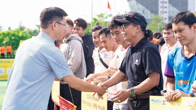 Lãnh đạo nhà trường trao cờ lưu niệm và chào mừng các đội bóng về tham dự