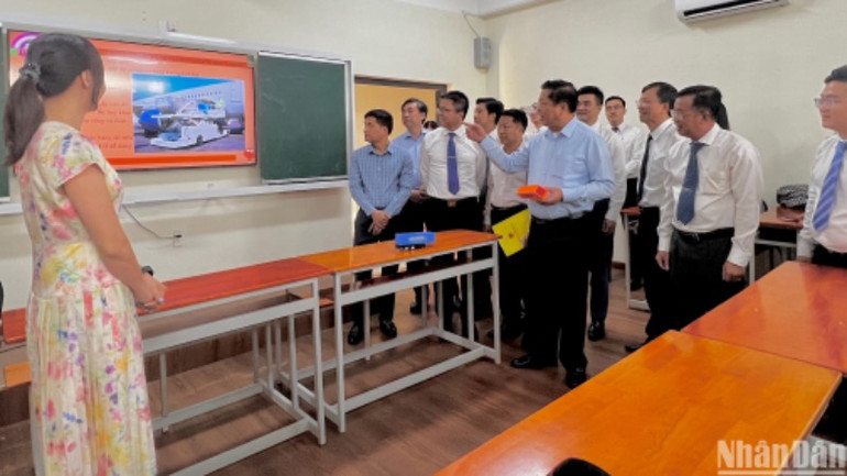 Bộ trưởng Trần Hồng Minh trao đổi với giảng viên giảng dạy môn logistics tại giảng đường