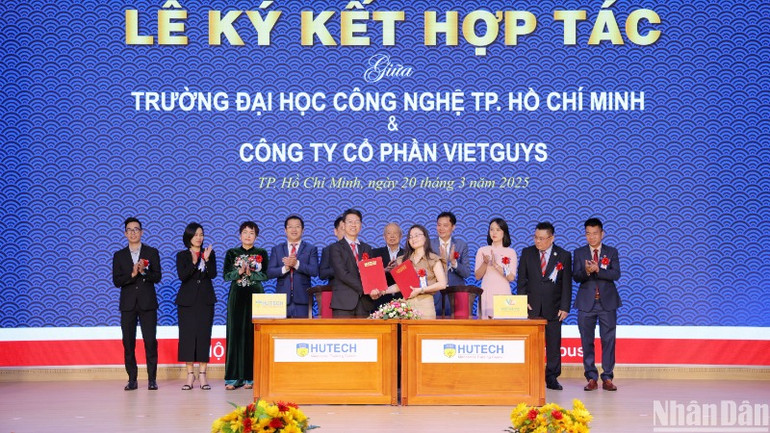 Các doanh nghiệp ký kết đào tạo nguồn nhân lực gắn liền với nhu cầu của doanh nghiệp với Trường đại học Công nghệ Thành phố Hồ Chí Minh.