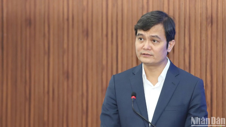 Đồng chí Bùi Quang Huy, Ủy viên dự khuyết Trung ương Đảng, Bí thư thứ nhất Trung ương Đoàn Thanh niên Cộng sản Hồ Chí Minh phát biểu khai mạc hội thảo.