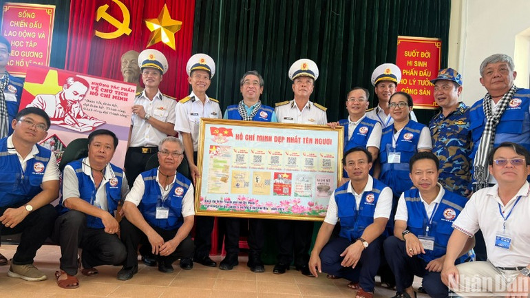 Lãnh đạo Quân chủng Hải quân, Vùng 2 Hải quân và lãnh đạo Thành phố Hồ Chí Minh trao Không gian văn hóa Hồ Chí Minh cho cán bộ, chiến sĩ đảo Hòn Đốc.