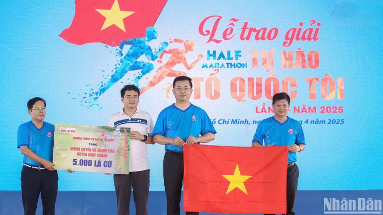 Ban Tổ chức trao 5 nghìn lá cờ Tổ quốc cho huyện Bình Chánh thực hiện "Tuyến đường cờ Tổ quốc"