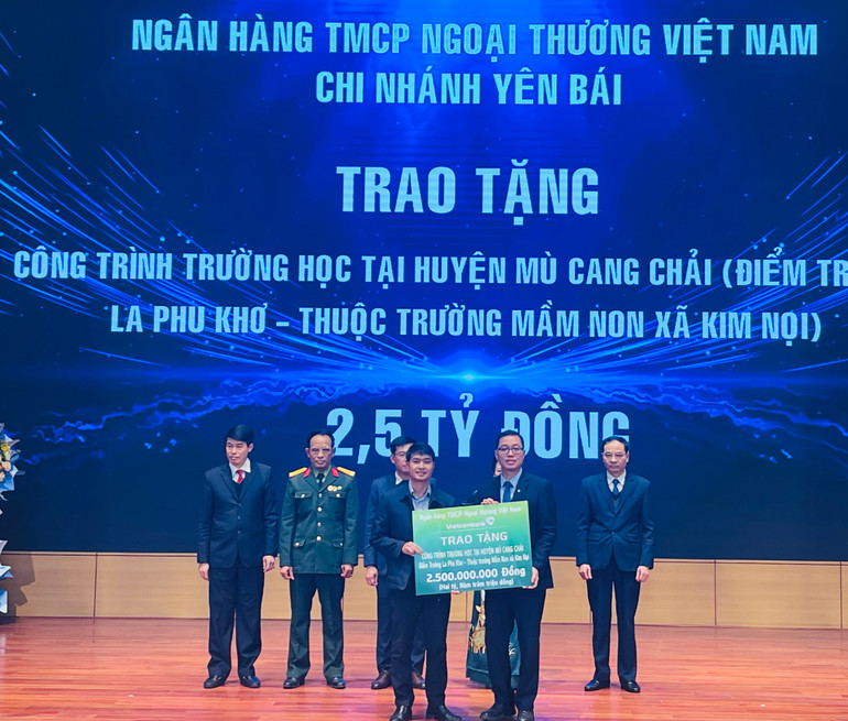 Ngân hàng Thương mại cổ phần Ngoại thương Việt Nam trao hỗ trợ 2,5 tỷ đồng an sinh xã hội cho huyện Mù Cang Chải. (Ảnh THANH SƠN)