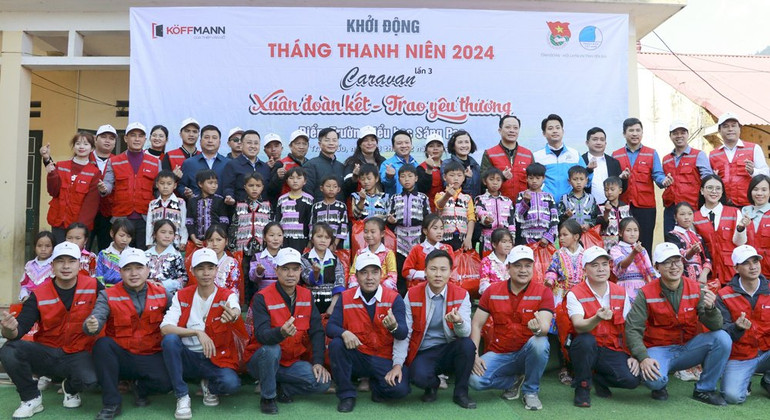 Tặng quà cho các em học sinh có hoàn cảnh khó khăn. (Ảnh: THANH SƠN)