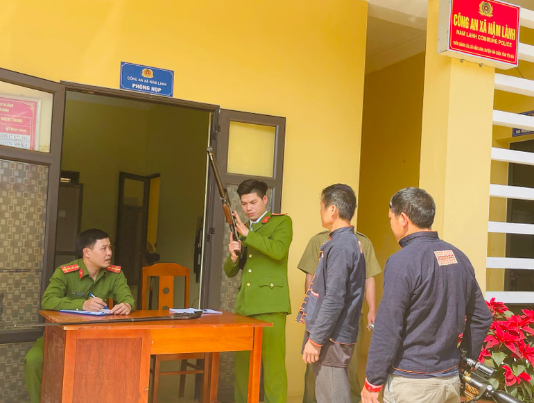 Đồng bào Dao xã Nậm Lành, huyện Văn Chấn giao nộp vũ khí tự chế. (Ảnh: THANH SƠN)