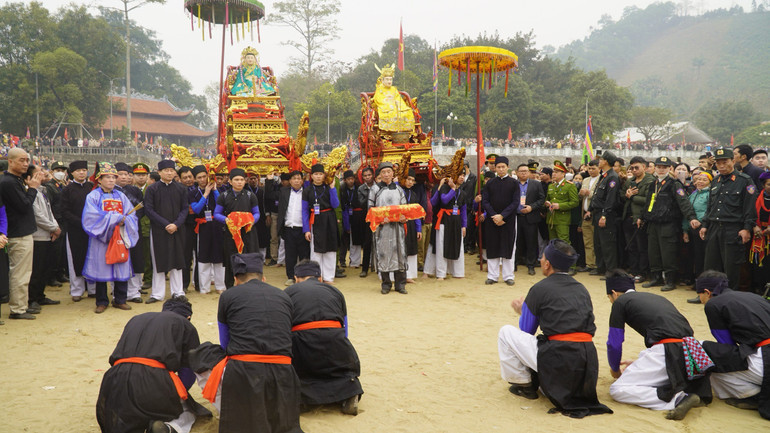 Nghi thức rước Mẫu. Ảnh: THANH SƠN