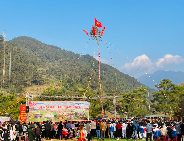 Cây nêu trong lễ hội có cờ đỏ tung bay giữa núi rừng (Ảnh THANH SƠN). Cây nêu trong lễ hội có cờ đỏ tung bay giữa núi rừng (Ảnh THANH SƠN).