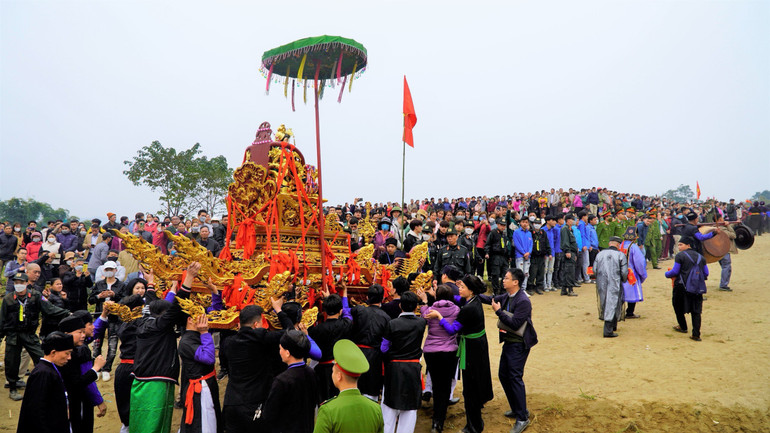 Nghi thức đưa Mẫu về đền. Ảnh THANH SƠN