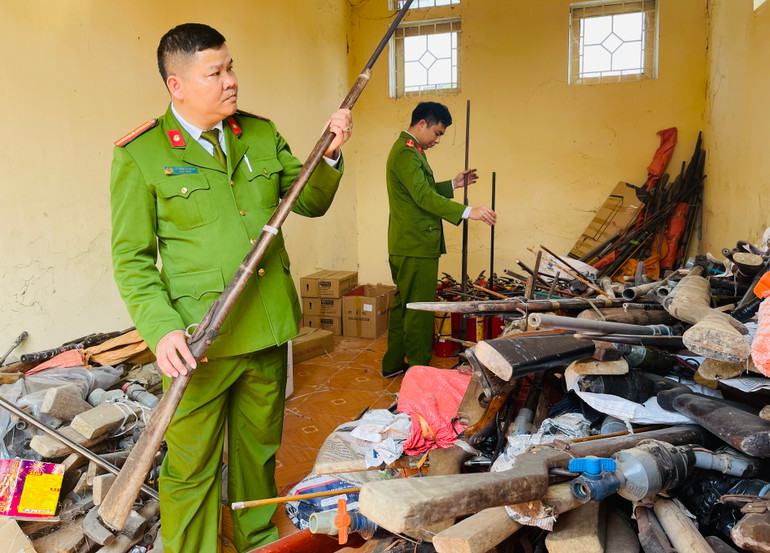 Một súng kíp tự chế được người dân giao nộp tại Công an huyện Văn Chấn. (Ảnh: THANH SƠN)