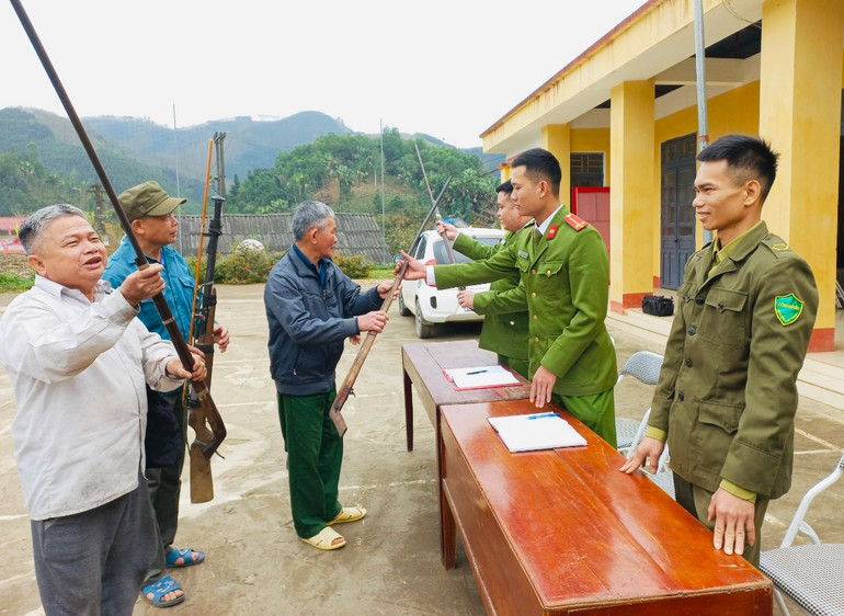 Đồng bào Dao xã Quang Minh, huyện Văn Yên giao nộp vũ khí tự chế. (Ảnh: THANH SƠN)