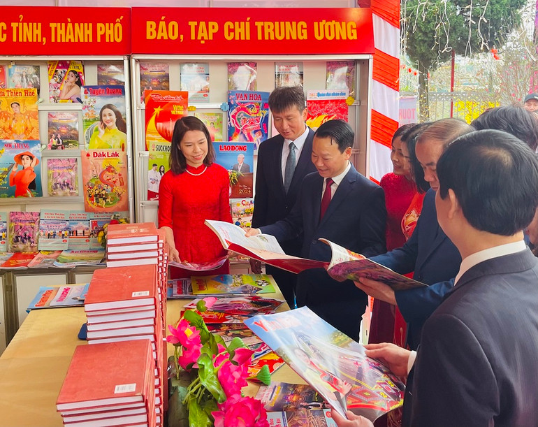 Các đại biểu tham quan gian trưng bày báo tại Hội báo Xuân 2024. (Ảnh THANH SƠN) Các đại biểu tham quan gian trưng bày báo tại Hội báo Xuân 2024. (Ảnh THANH SƠN)