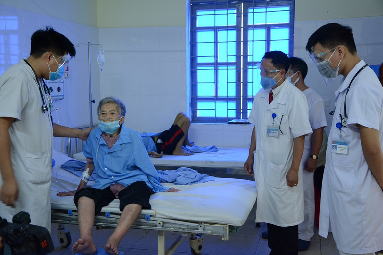 Bác sĩ tại Trung tâm Y tế huyện Văn Yên kiểm tra người bệnh đột quỵ đang hồi phục. (Ảnh THANH SƠN).