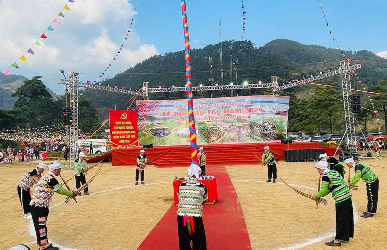 Múa khèn Mông trong lễ hội (Ảnh THANH SƠN). Múa khèn Mông trong lễ hội (Ảnh THANH SƠN).