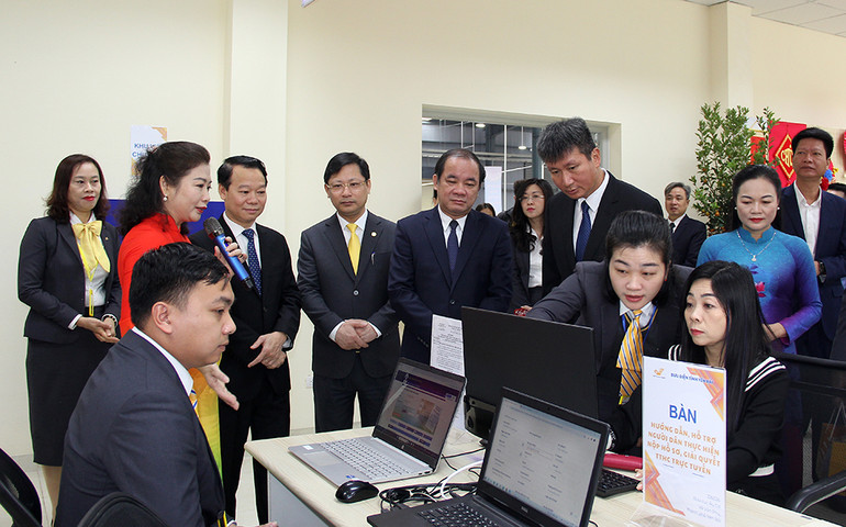 Tham quan việc đưa ứng dụng thông tin vào khai thác bưu chính. (Ảnh: THANH SƠN)