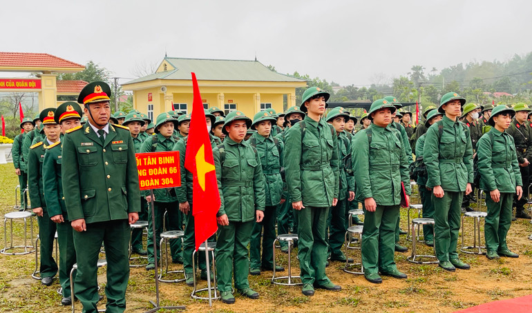 Các tân binh Yên Bái trước giờ lên xe về đơn vị mới. (Ảnh: THANH SƠN)