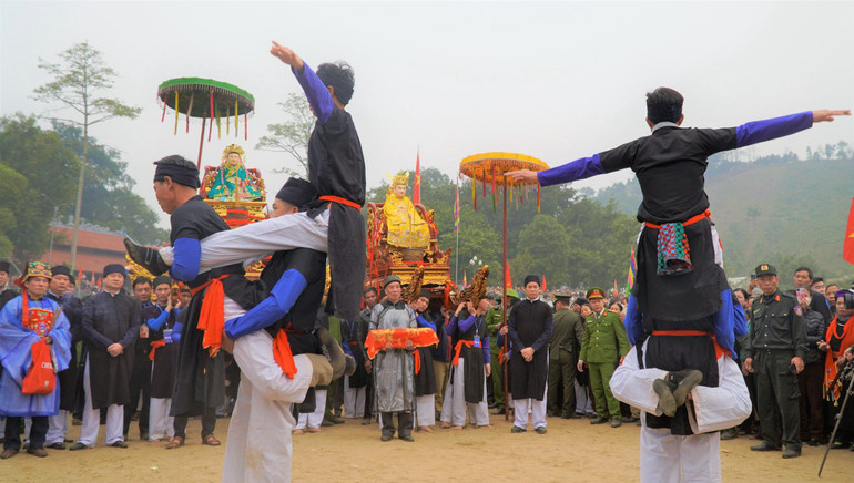 Biểu diễn các tích lịch sử tại lễ hội. Ảnh: THANH SƠN