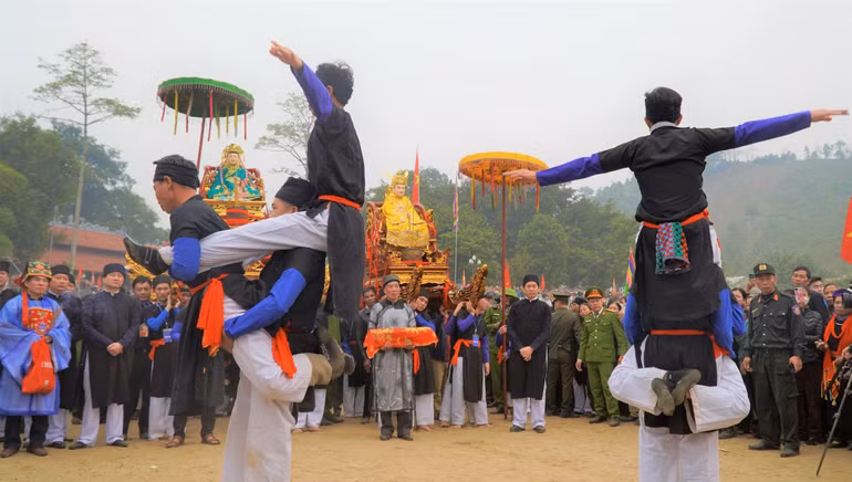 Biểu diễn các tích lịch sử tại lễ hội. Ảnh: THANH SƠN