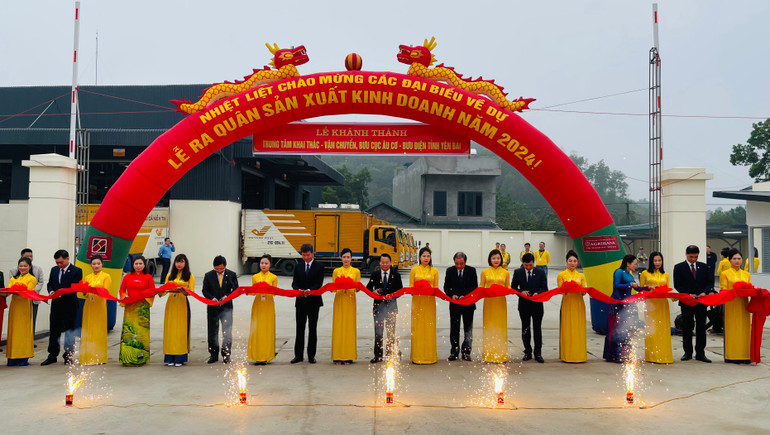 Cắt băng khánh thành Trung tâm Khai thác-vận chuyển và Bưu cục Âu Cơ.(Ảnh: THANH SƠN)