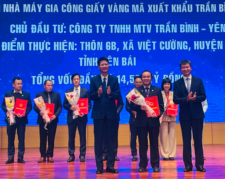 Trao chứng nhận đầu tư cho doanh nghiệp mới thành lập. (Ảnh THANH SƠN)