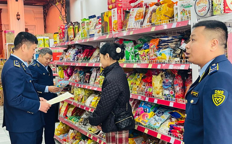 Kiểm tra vệ sinh an toàn thực phẩm tại các cơ sở buôn bán nhỏ. (Ảnh THANH SƠN).