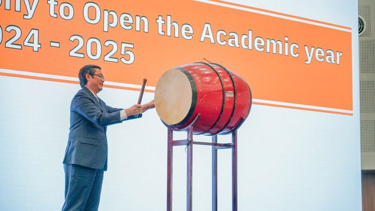 Thứ trưởng Bộ Giáo dục và Đào tạo Nguyễn Văn Phúc đánh trống khai giảng năm học 2024-2025 tại Trường đại học Việt Đức.