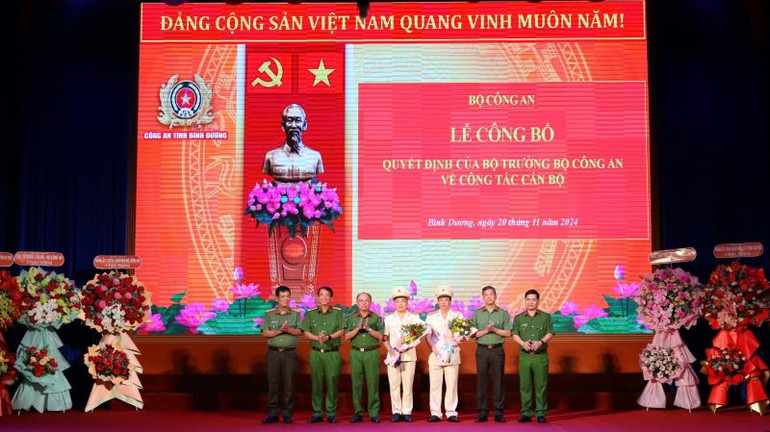 Ban Giám đốc Công an tỉnh Bình Dương trao tặng hoa chúc mừng Thượng tá Bùi Thanh Trực và Thượng tá Phan Huy Văn.
