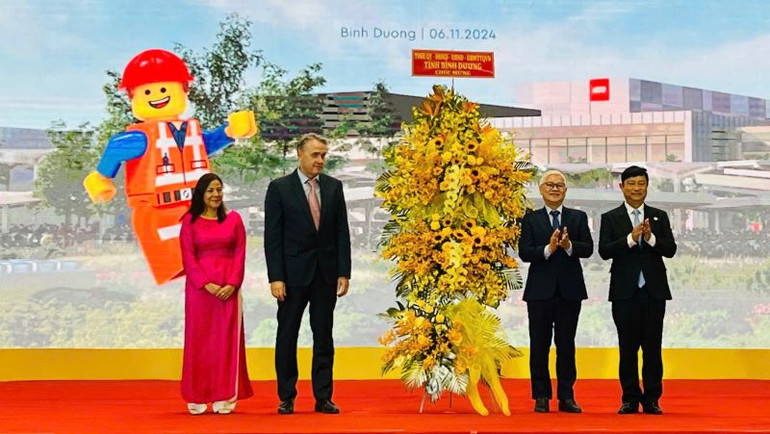 Lãnh đạo tỉnh Bình Dương trao tặng hoa chúc mừng nhà máy LEGO Việt Nam.