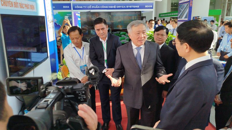 Phó Thủ tướng Thường trực Chính phủ Nguyễn Hòa Bình trò chuyện cùng các đại diện các đơn vị hoạt động trong lĩnh vực công nghệ.