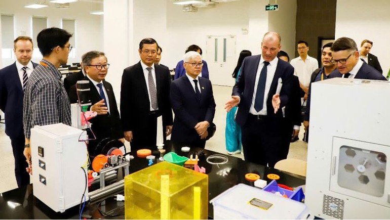 Bí thư Tỉnh ủy Bình Dương Nguyễn Văn Lợi và đoàn công tác chính quyền Bang Hessen tham quan Trường đại học Việt Đức.