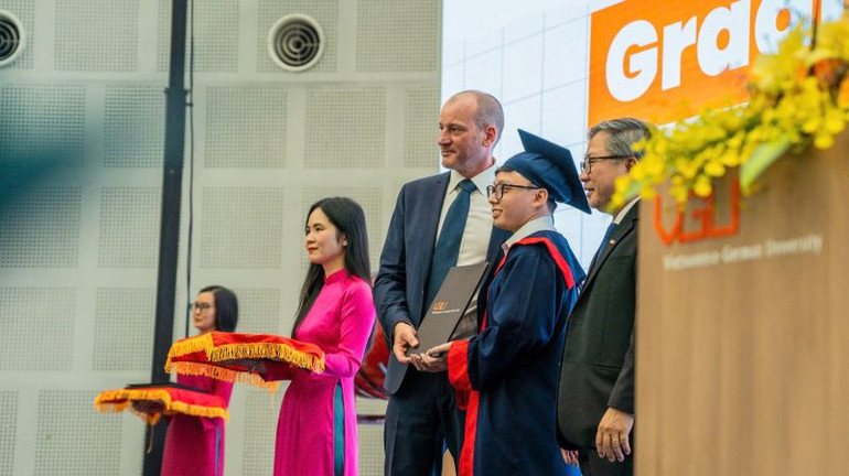 Trao bằng tốt nghiệp cho tân cử nhân, tân thạc sĩ.