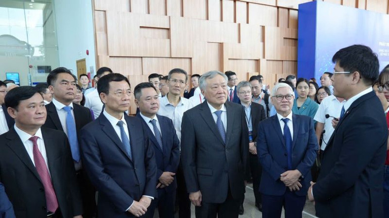 Phó Thủ tướng Thường trực Chính phủ Nguyễn Hòa Bình và các đại biểu tham quan các gian hàng công nghệ tại diễn đàn.