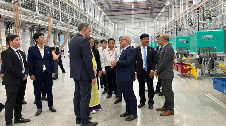 Lãnh đạo tỉnh Bình Dương và các đại biểu tham quan nhà máy LEGO Việt Nam.