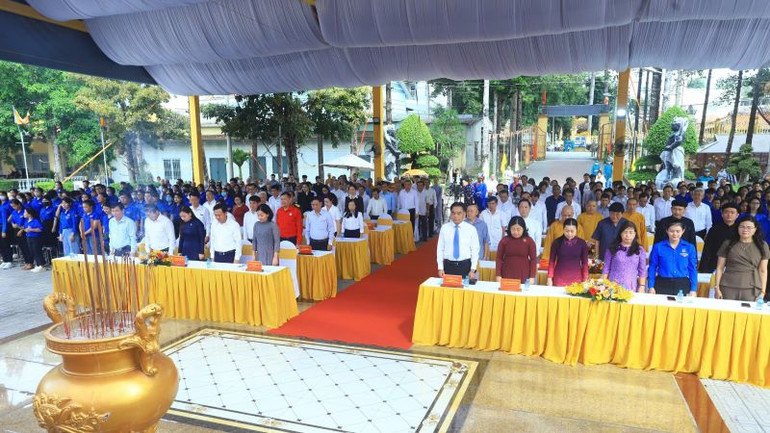 Lãnh đạo tỉnh Bình Dương và các đại biểu dự lễ giỗ cụ Phó bảng Nguyễn Sinh Sắc.