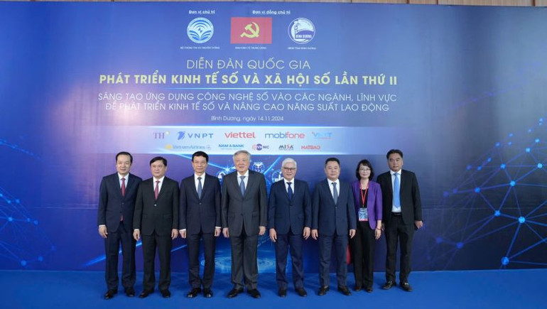 Phó Thủ tướng Thường trực Chính phủ Nguyễn Hòa Bình chụp ảnh lưu niệm cùng các đại biểu.