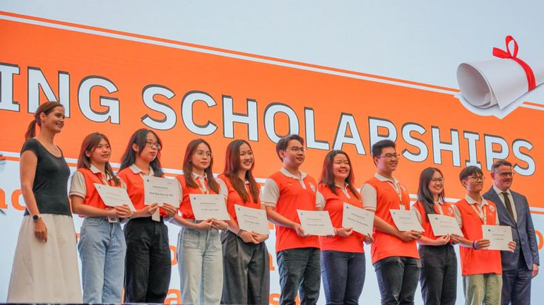 Trao học bổng tài năng cho sinh viên Trường đại học Việt Đức.