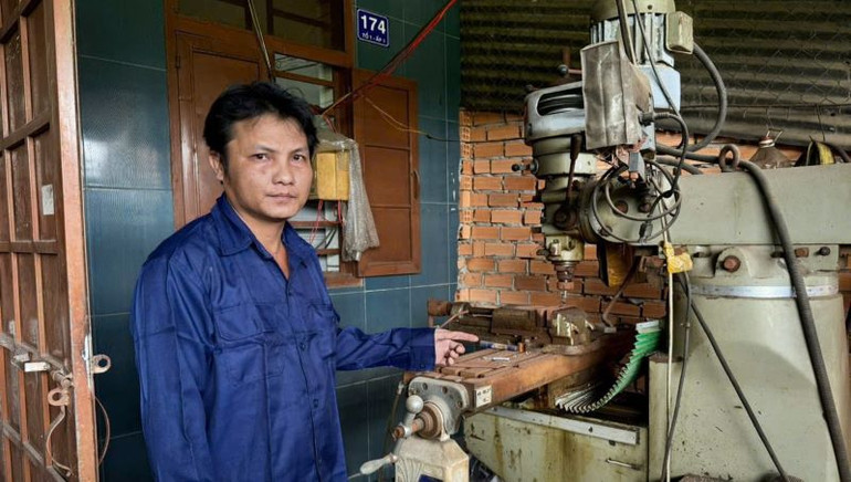 Bị can Lềnh Chi Và cùng máy móc chế tạo, gia công các bộ phận, linh kiện của súng tự chế.