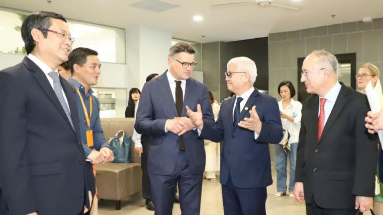 Bí thư Tỉnh ủy Bình Dương Nguyễn Văn Lợi (thứ 2 từ phải sang) trao đổi với ông Boris Rhein, Thủ hiến Bang Hessen, Cộng hòa Liên bang Đức.