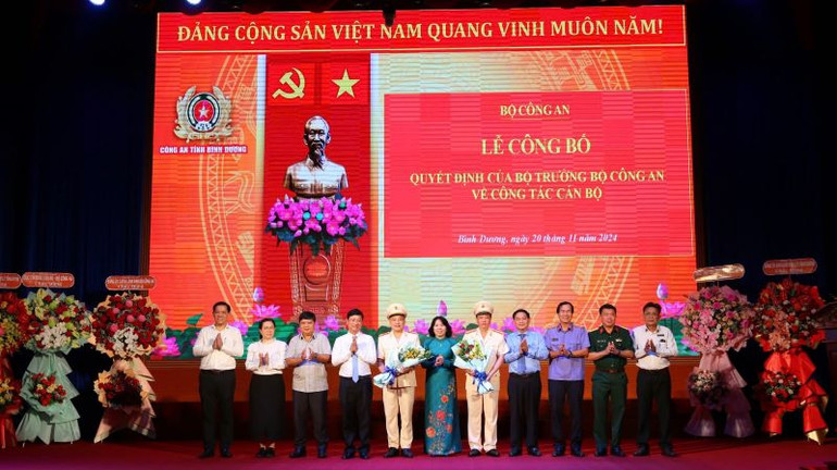 Lãnh đạo tỉnh Bình Dương trao tặng hoa chúc mừng Thượng tá Bùi Thanh Trực và Thượng tá Phan Huy Văn.