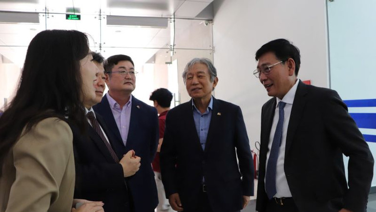 Phó Chủ tịch Thường trực Ủy ban nhân dân tỉnh Bình Dương Mai Hùng Dũng (ngoài cùng, bên phải) trao đổi thông tin với doanh nghiệp Hàn Quốc.