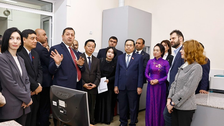 Chủ tịch Quốc hội Trần Thanh Mẫn và Phu nhân thăm phòng thí nghiệm của Đại học Tổng hợp Quốc gia Yerevan. (Ảnh: Doãn Tấn/TTXVN)