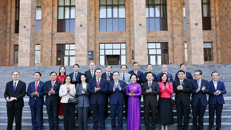 Chủ tịch Quốc hội Trần Thanh Mẫn với đại biểu. (Ảnh: Doãn Tấn/TTXVN)