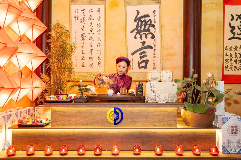 Trà nương pha trà tại buổi Ngự trà.